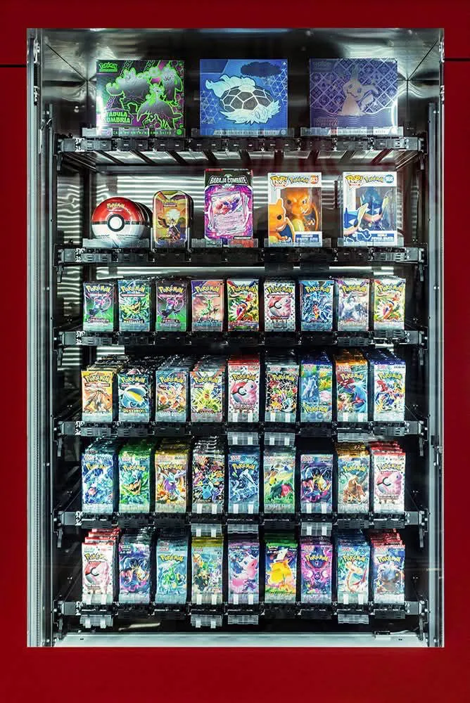Intérieur du distributeur Dessina Card, boosters TCG